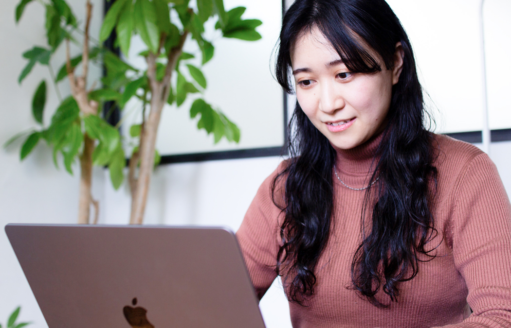 新人社員インタビュー】異業種から飛び込んだクリエイティブの世界