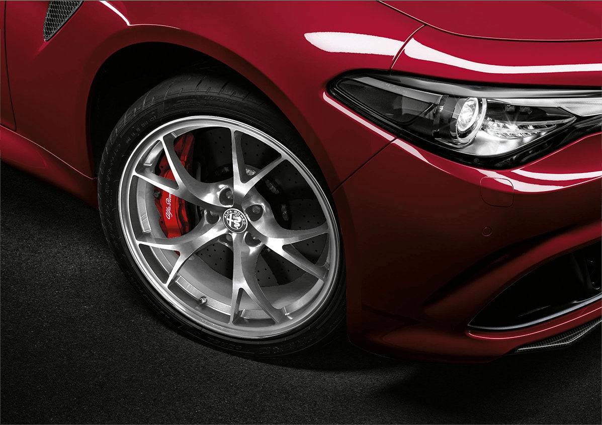 アルファロメオが誇るスーパーセダンに朗報」ファン待望の左ハンドル