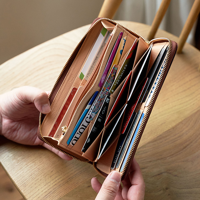 20枚以上のカードが入る！】圧倒的な収納力を誇る“本革長財布”3選