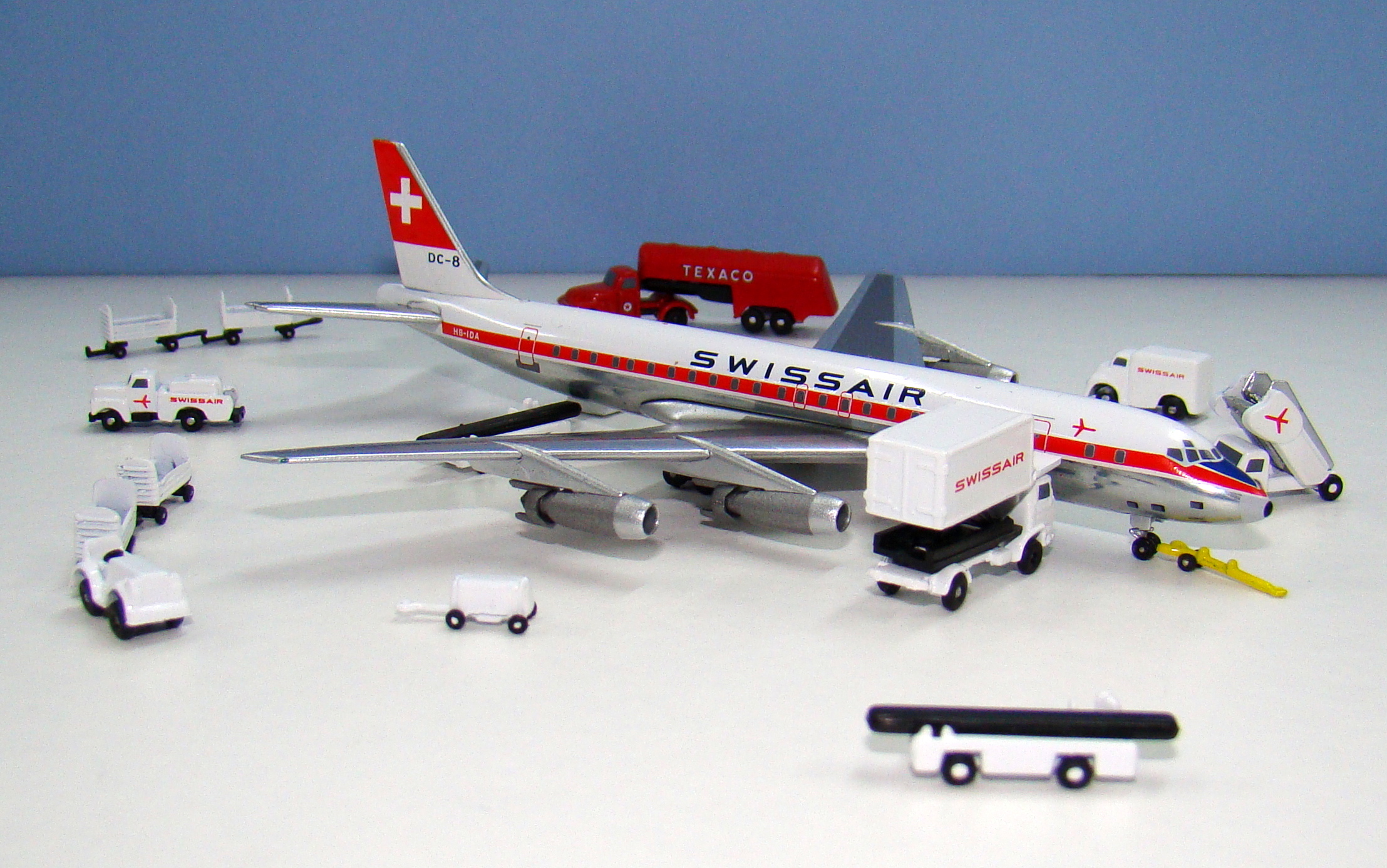 Jet Cross: Swissair Douglas DC-8-33 HB-IDA with GSE by
