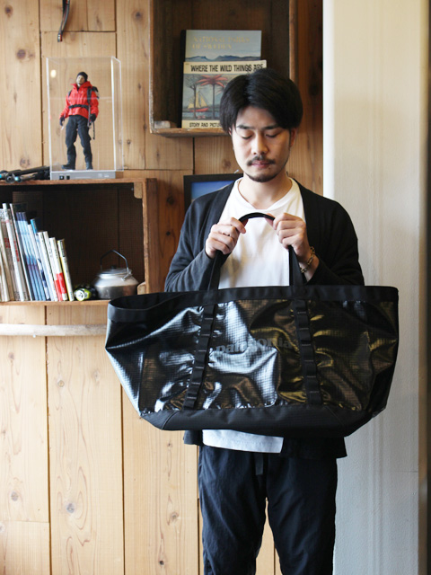 大きなトートバッグ。patagonia Black Hole Gear Tote – moderate