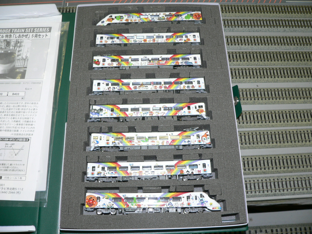 マイクロエースのJR四国8000系にR工房さんのアンパンマン列車