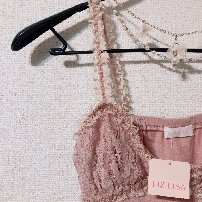 新品 タグ付き LIZLISA(リズリサ) 装飾付きピンクキャミソール - More
