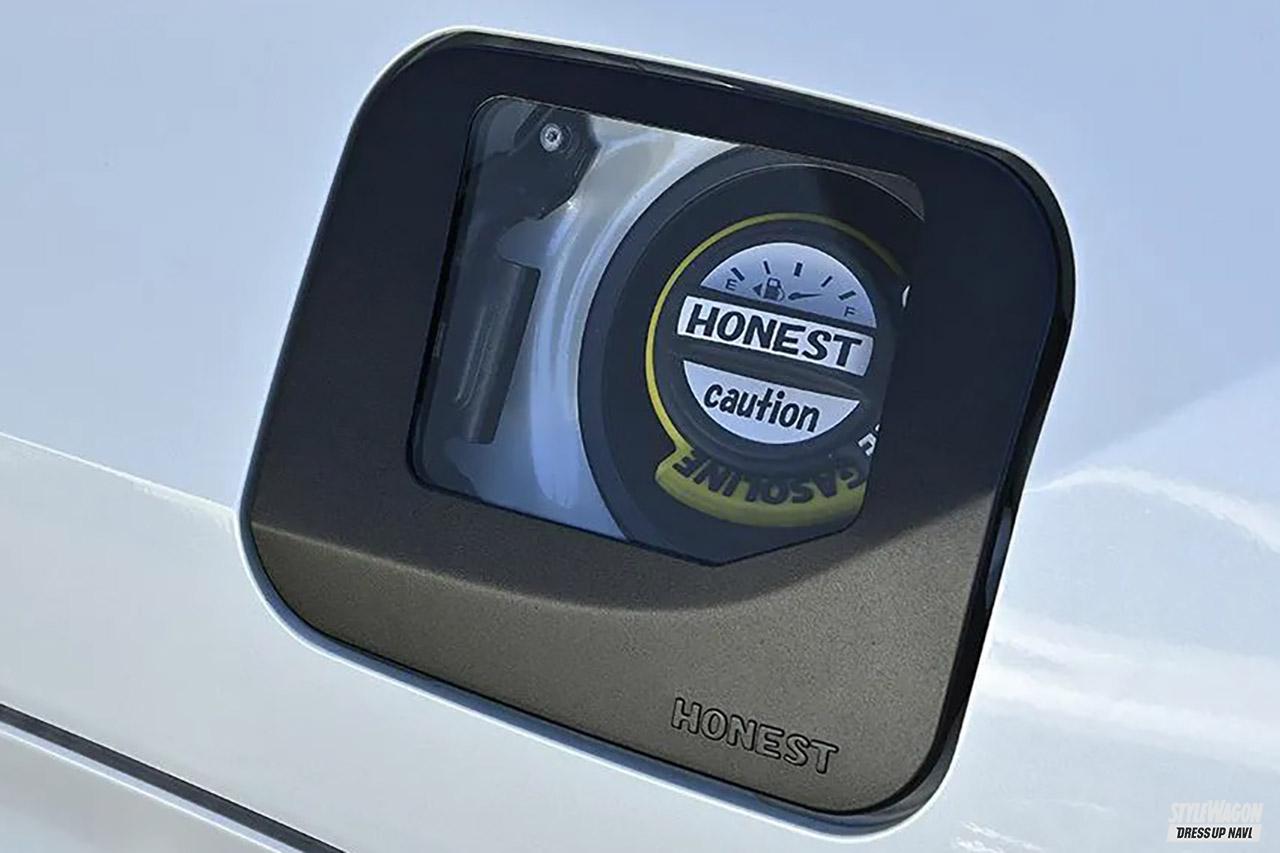 丸見えの給油口がいま流行っています！ オネストのガラスリッドは車種