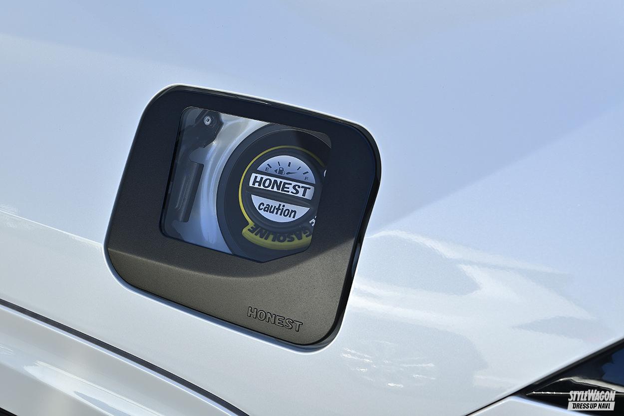 丸見えの給油口がいま流行っています！ オネストのガラスリッドは車種