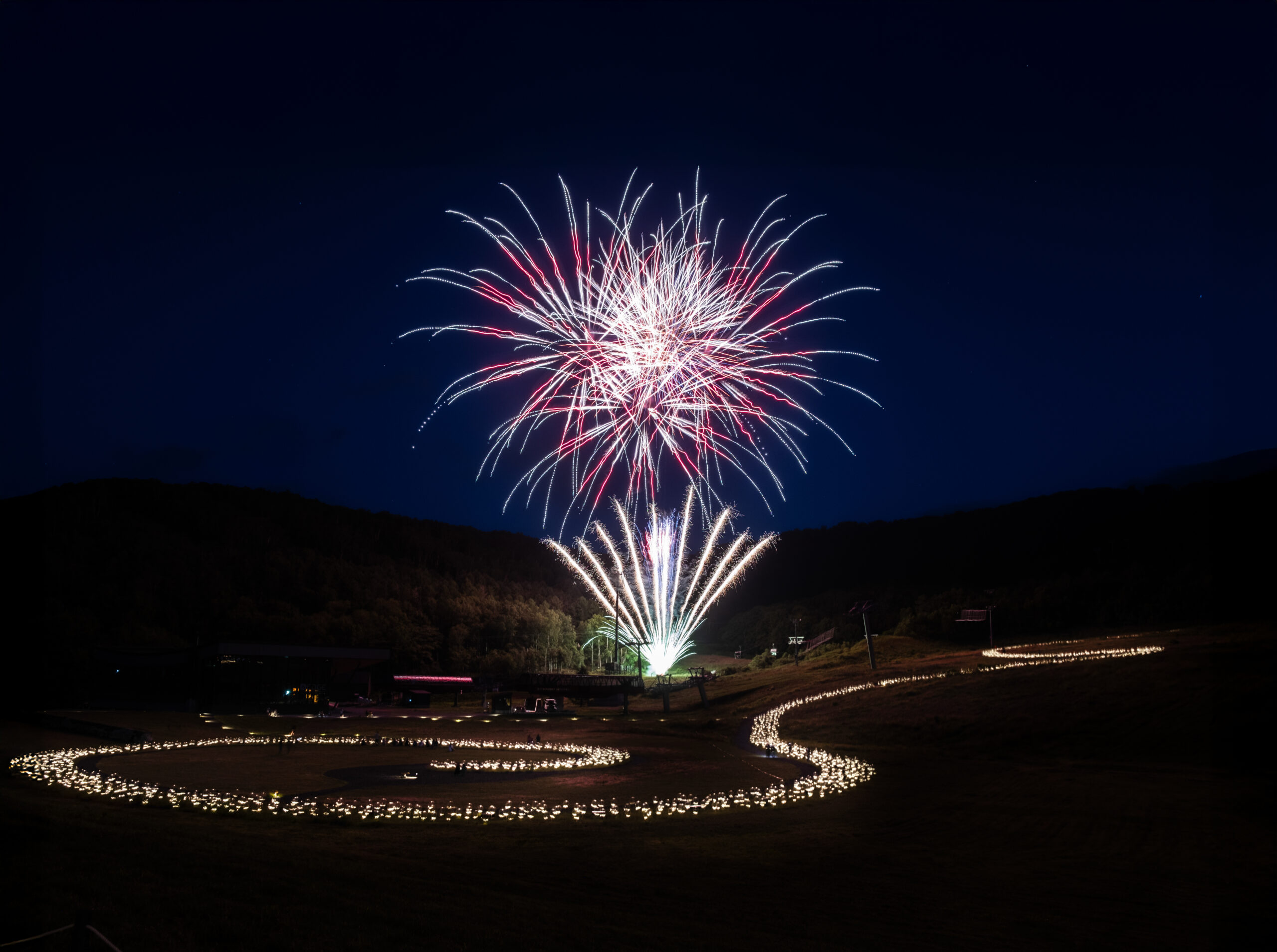 HANAZONO夏花火2025 -Fireworks Saturday- | Mountain Lights | アート