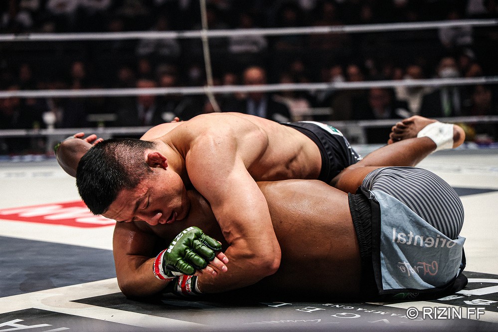 RIZIN DECADE】ズールーのパンチでグラつくも、堀口がトップキープで