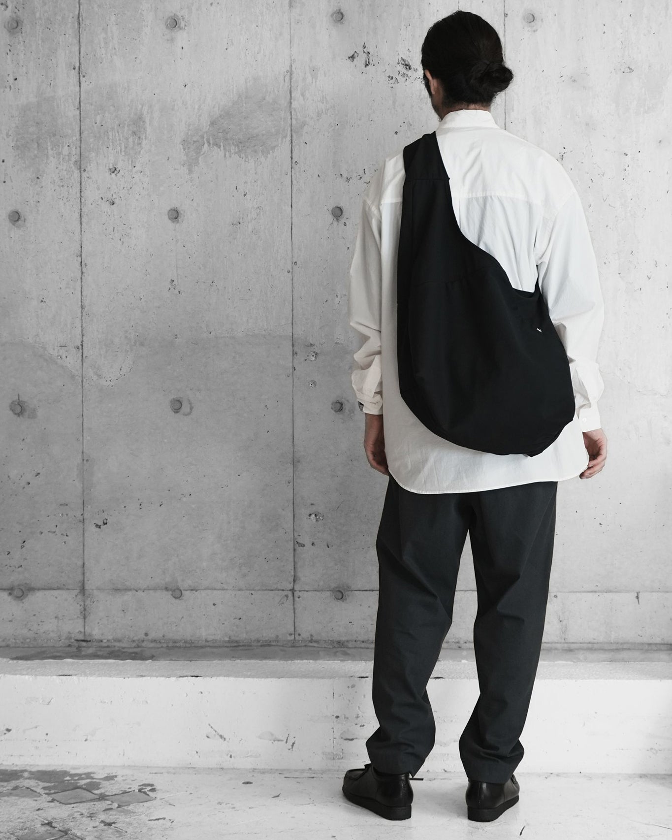 POSTMAN BAG / BLACK | A men's brand that focuses on domestic