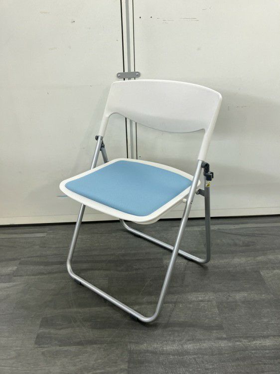 アイチ/パグホルツ スタッキングチェア | 無限堂ネットショップ