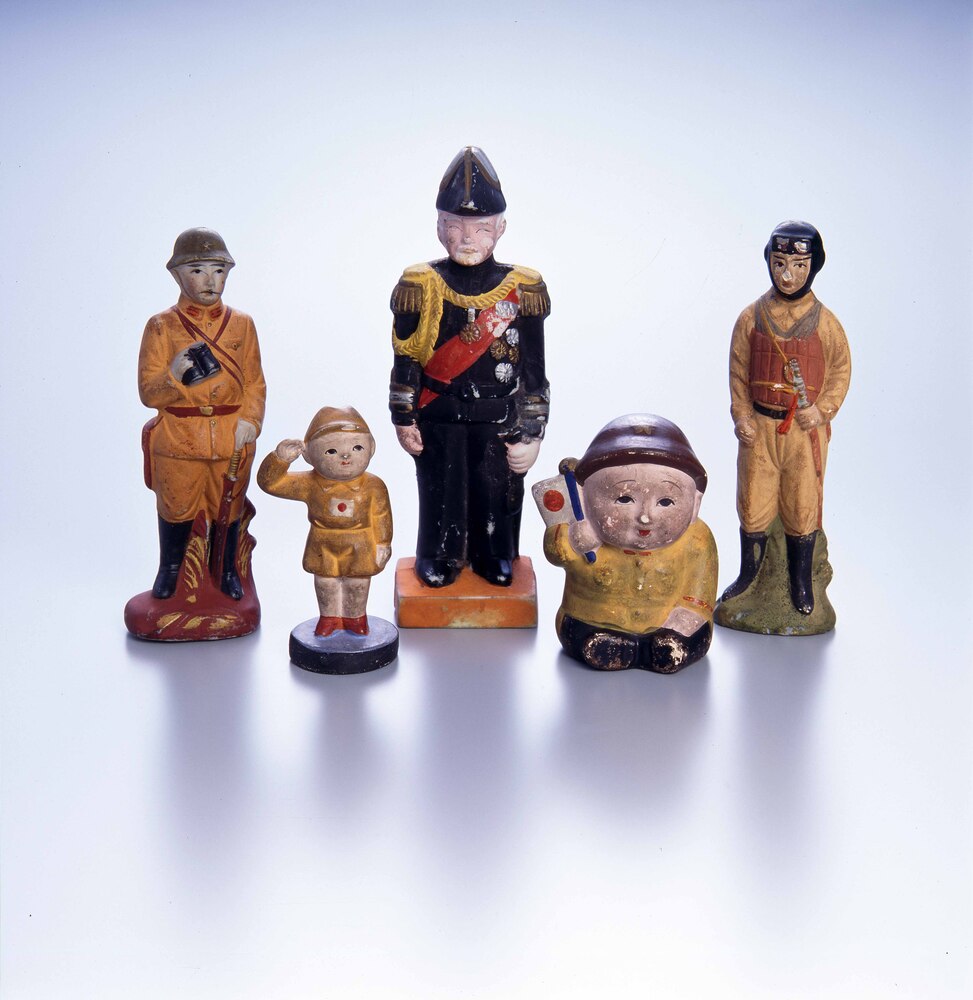 素焼兵隊人形 男児（陸軍鉄兜に戦闘服） | ToMuCo - Tokyo Museum
