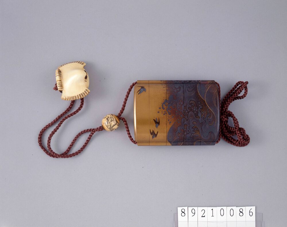波に千鳥蒔絵印籠 付 千鳥型象牙根付 | ToMuCo - Tokyo Museum Collection