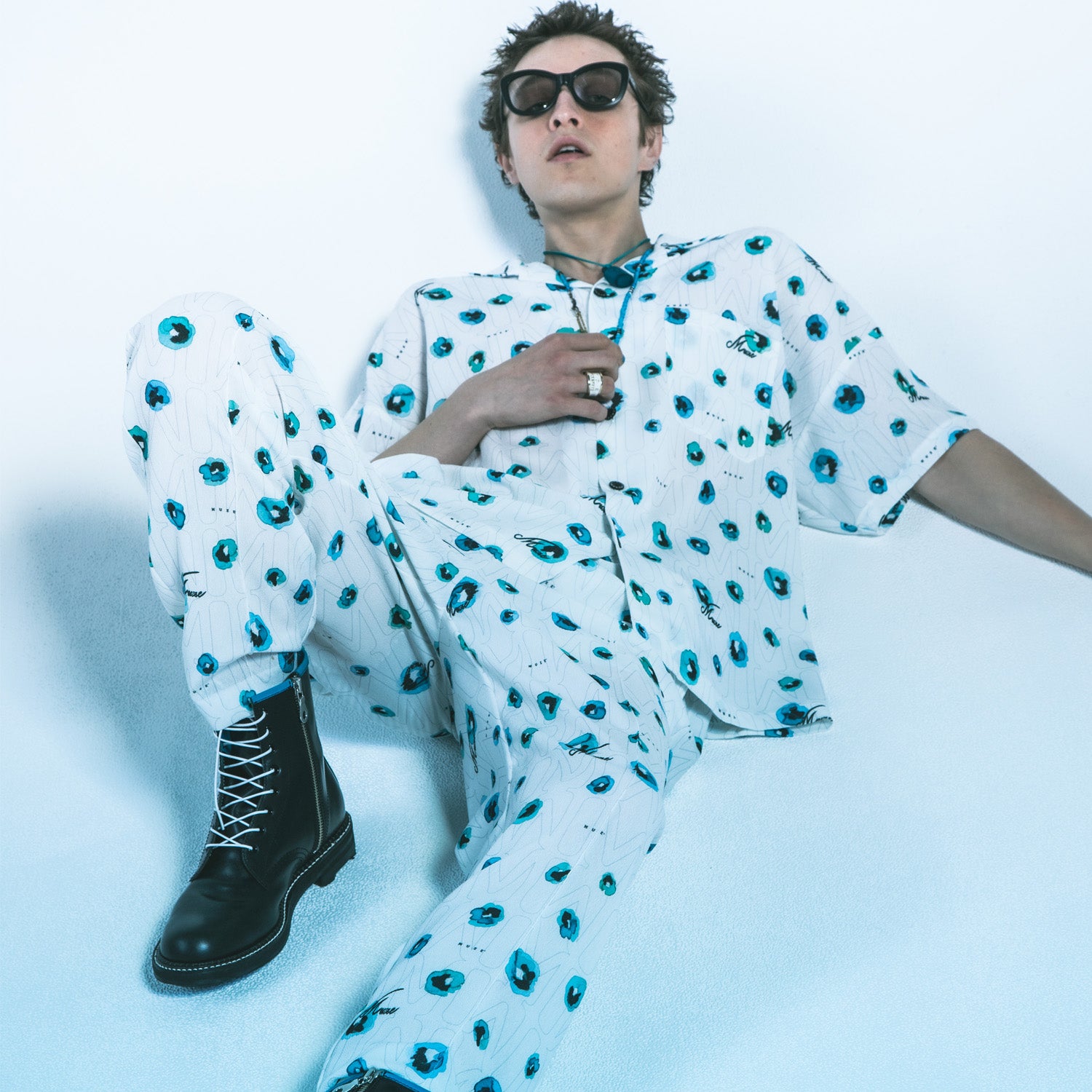 MUZE TURQUOISE LABEL - FLOWER HANDWRITING LOGO OPEN COLLAR SHIRT