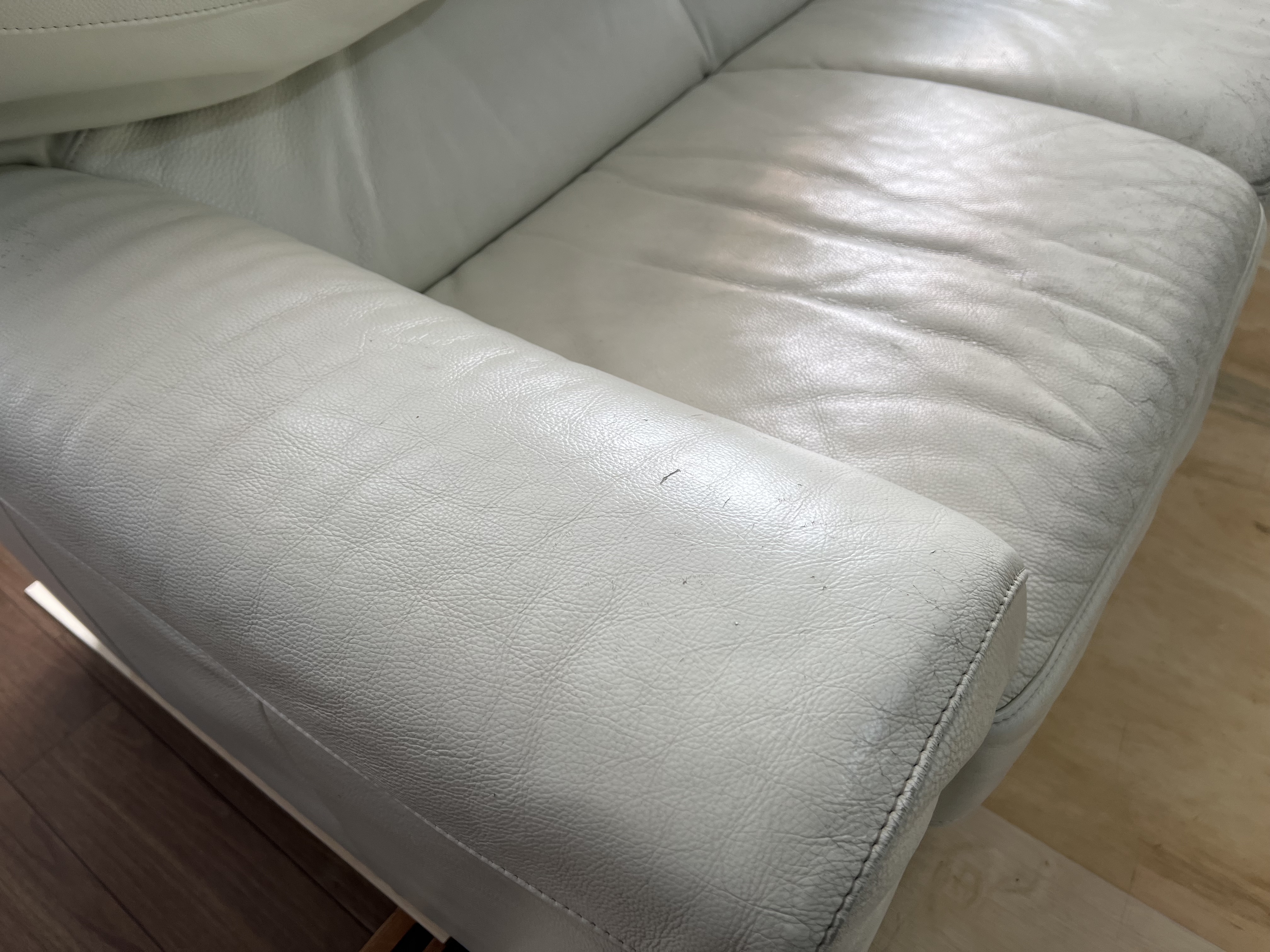 ソファ修理事例】ACTUS（アクタス）本革ソファ スレキズ染め直し補修