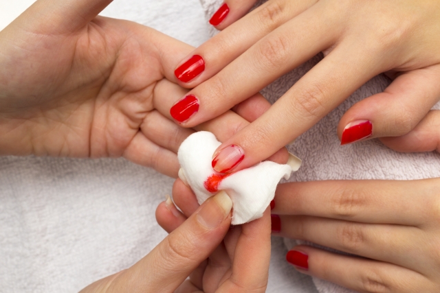 ネイル検定の赤ポリッシュオフ｜短時間で綺麗にオフするコツと注意点