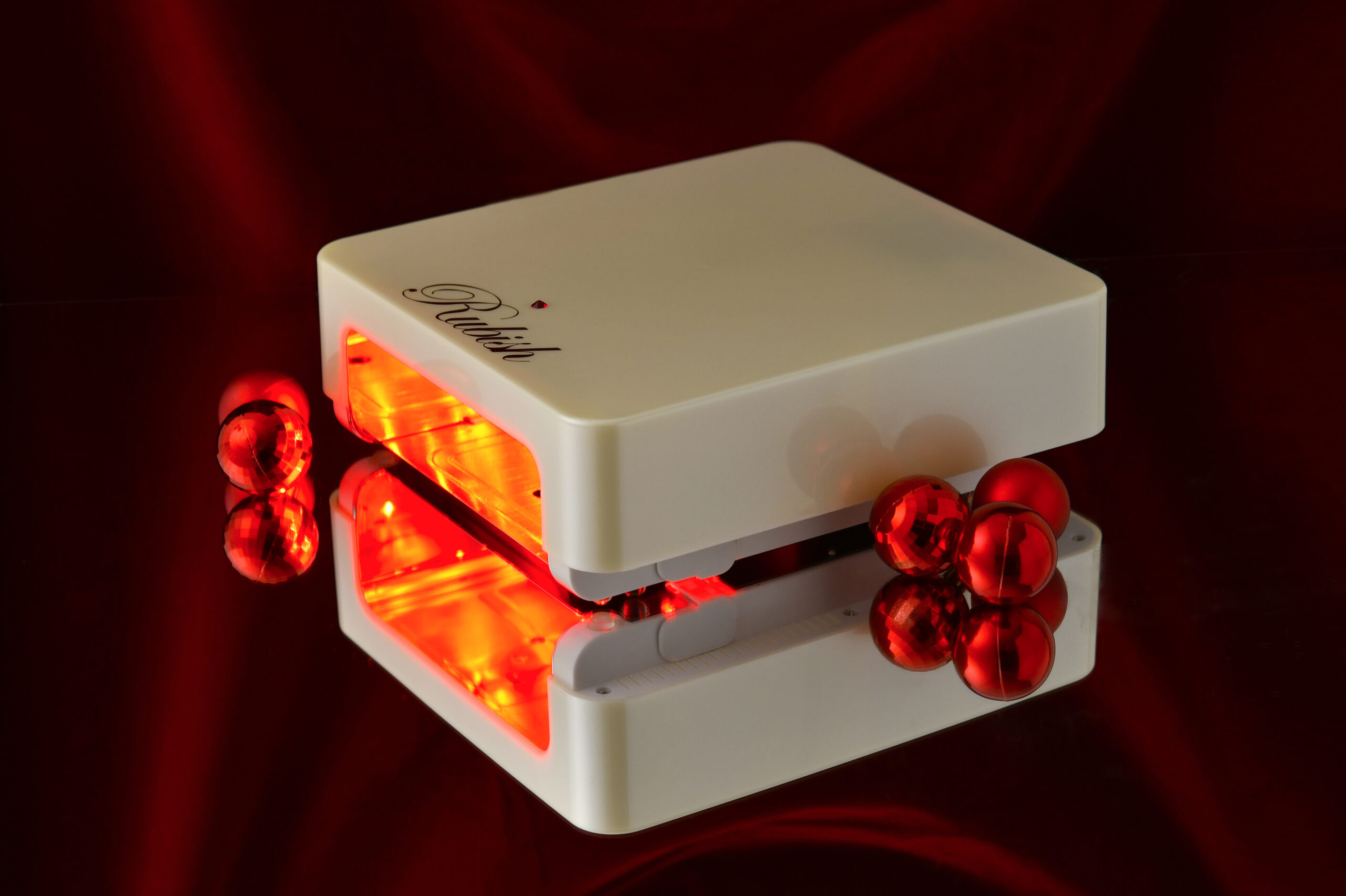 赤色LEDで硬化しながらハンドエステ！ 次世代ネイルライト『Rubish