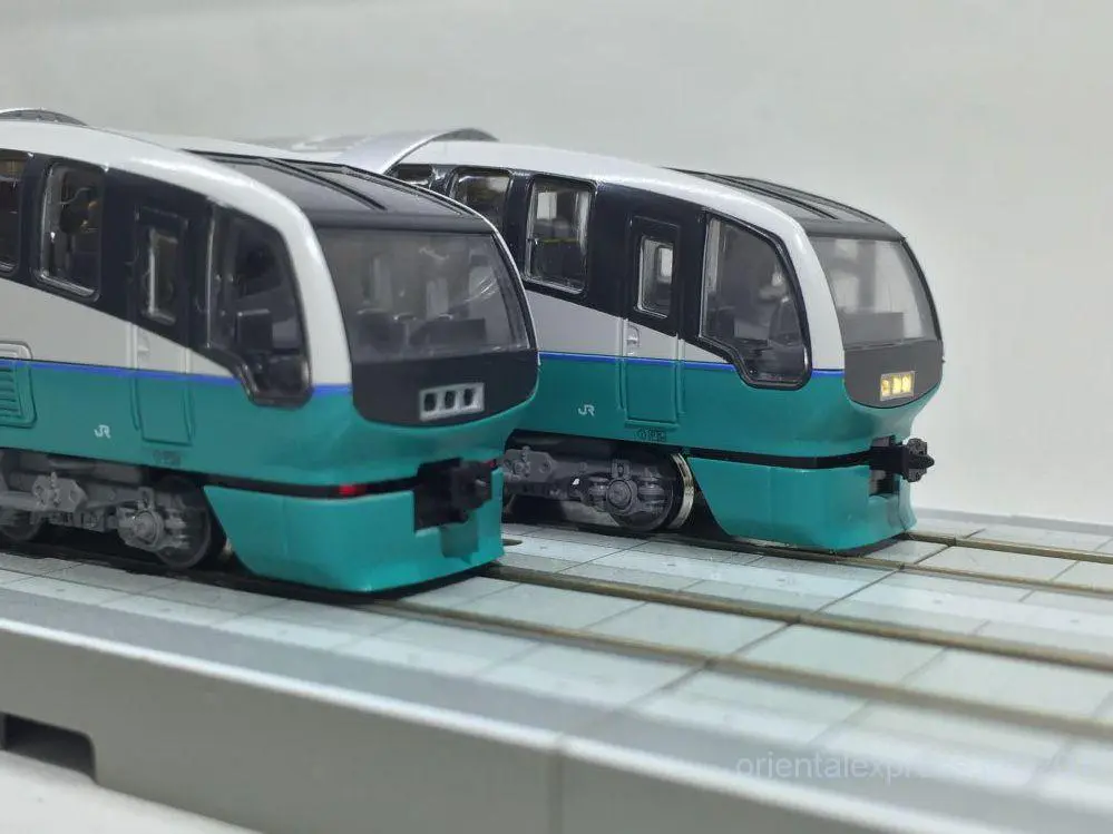 251系 スーパービュー踊り子 新塗装 入線です。KATO 10-474/475