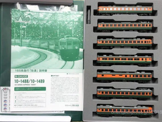 165系 急行「佐渡」が入線しました。KATO 10-1488 / 10-1489