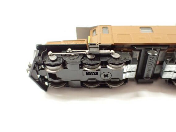 Ge6/6-I ＜レーティッシュ・クロコダイル＞ + アルプスの緑の客車 5両