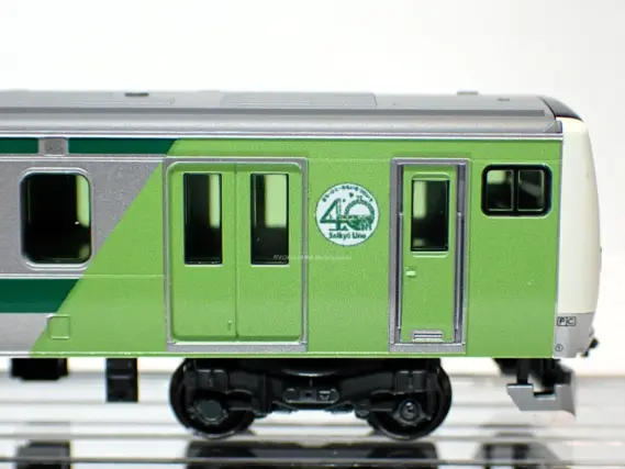 E233系7000番台 埼京線開業40周年記念ラッピング 先頭車（ハエ117編成