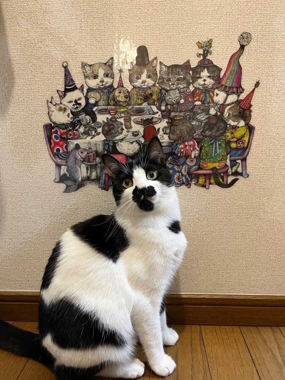 牛柄の猫が話題】キッチンへの侵入を“ドヤ顔”で誇らしげに決める姿が