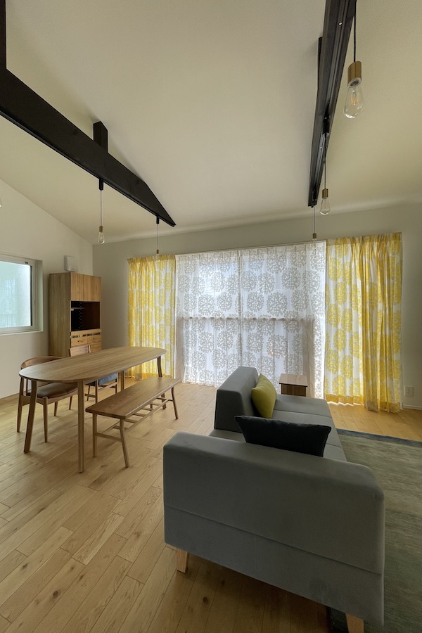 デザインも効いたカーテンと合わせたコーディネート｜インテリア