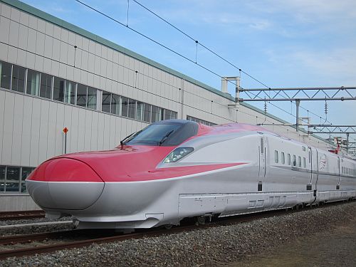 鉄道トリビア(189) 秋田新幹線「スーパーこまち」E6系はフェラーリの