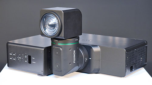 斜めからでもきれいに投影、富士フイルムが異色プロジェクター | マイ