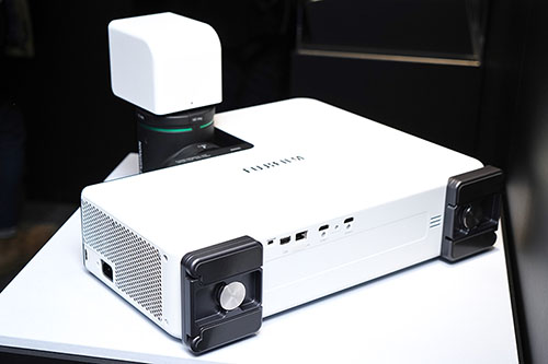 斜めからでもきれいに投影、富士フイルムが異色プロジェクター | マイ