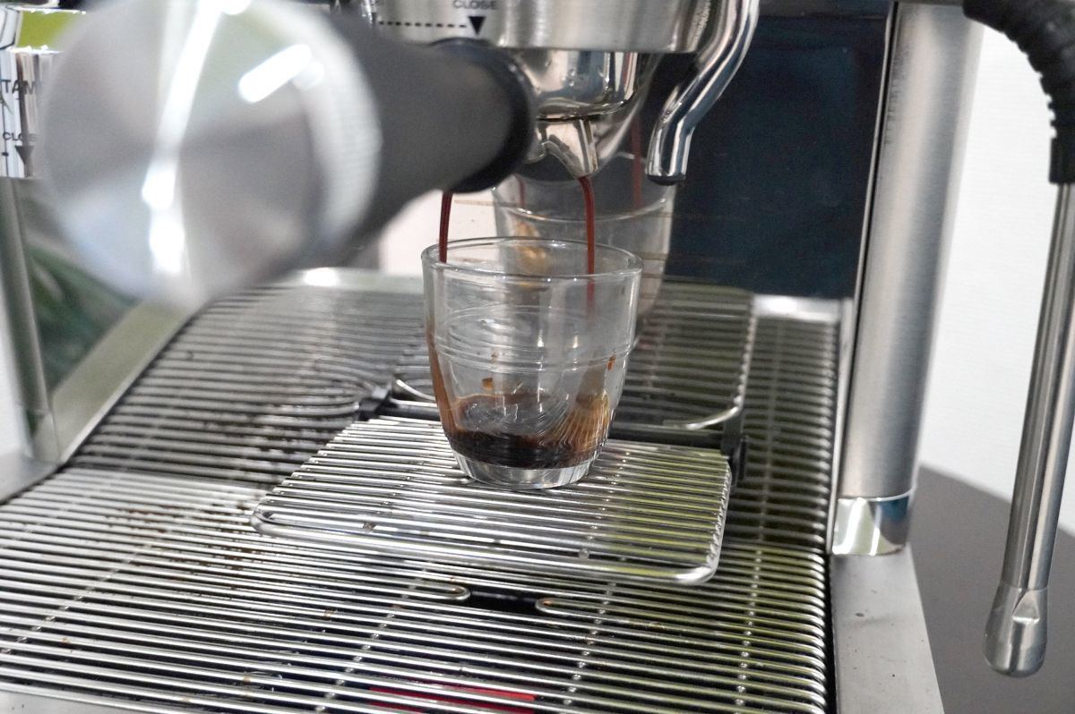 デロンギのコーヒーマシン「EC9355J-M」レビュー、半自動マシン