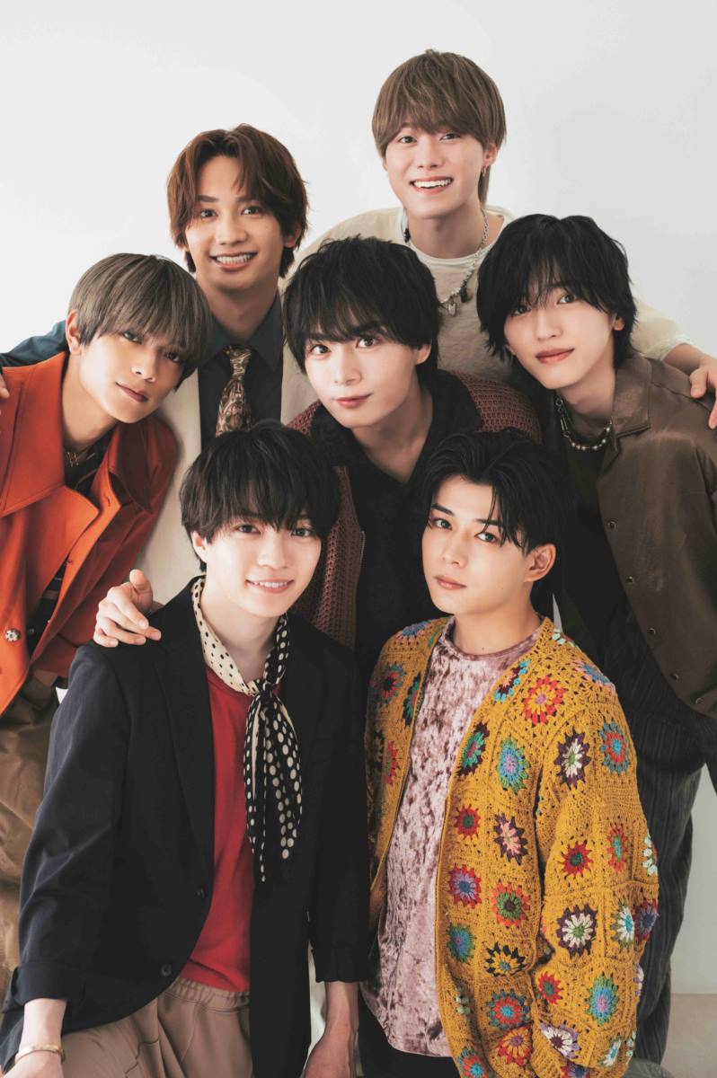 なにわ男子、7人全員集合でまったり撮影 新曲「コイスルヒカリ」裏話も