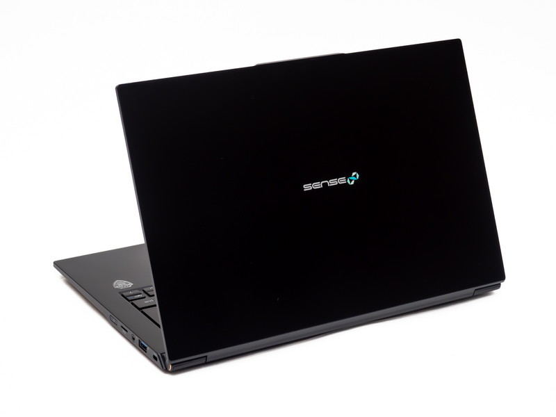 14型で1kg以下！ 出先にも気軽に持ち運べるクリエイター向け薄型軽量