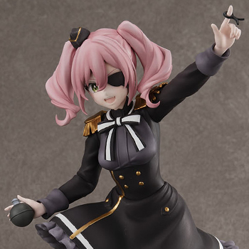 スパイ教室』より《氷刃》のモニカが、原作本の書影イラストをイメージ