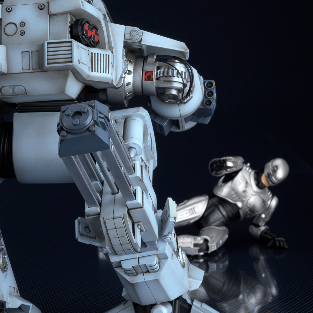 映画『ロボコップ』シリーズよりロボコップと、ジェットパックを装備の