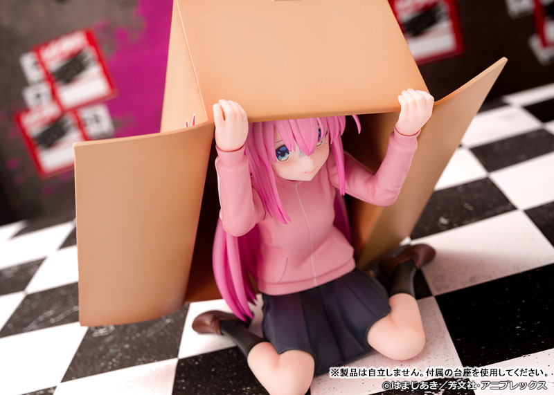 アニメ『ぼっち・ざ・ろっく！』より、段ボールに隠れる「後藤ひとり