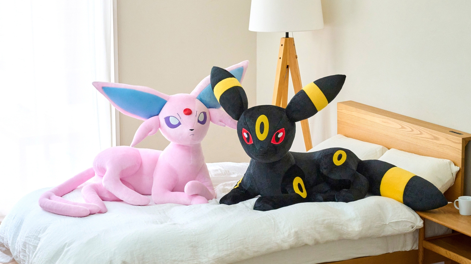 ポケモン』エーフィ＆ブラッキーの等身大ぬいぐるみが予約受付を開始