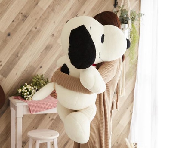 スヌーピーとハグできちゃう！人気のぬいぐるみシリーズに特大サイズが