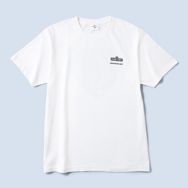 スヌーピーやクッキーモンスターがデザインされたチャリティTシャツが