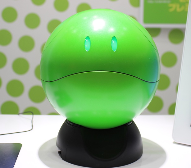 ガンダムトークに花が咲く！会話ロボット「ガンシェルジュ ハロ」が