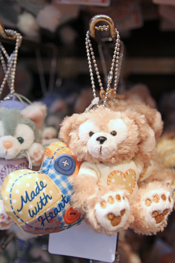 大きな“抱きまくら”にシェリーメイが仲間入り！ダッフィー最新グッズを