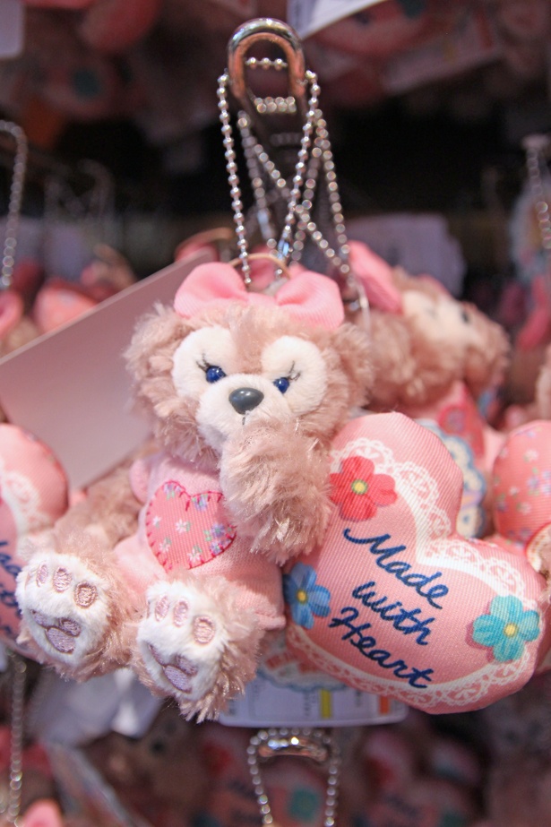 大きな“抱きまくら”にシェリーメイが仲間入り！ダッフィー最新グッズを