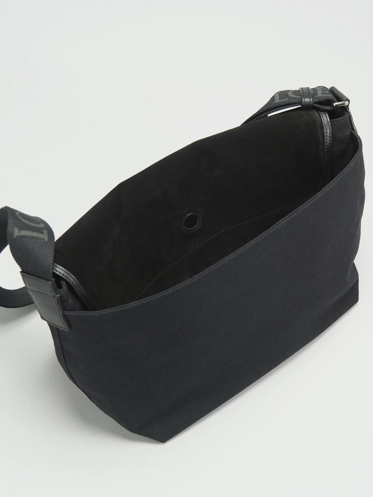 ロエベ」で春に向けて買うべき新作“黒バッグ”はキャンバス＆スエードの