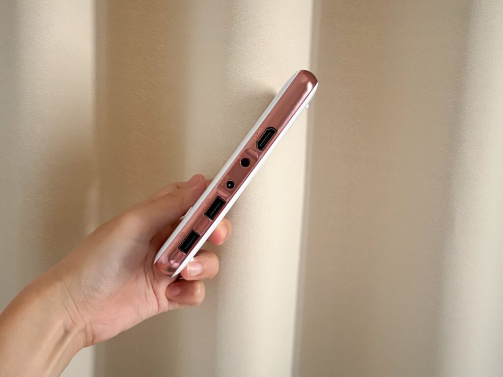 小さなスペースで叶うホームシアター | スマホ型プロジェクター