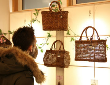 使い込むほどに味が出る。生活のための民芸品「あけび蔓細工」渋谷悦