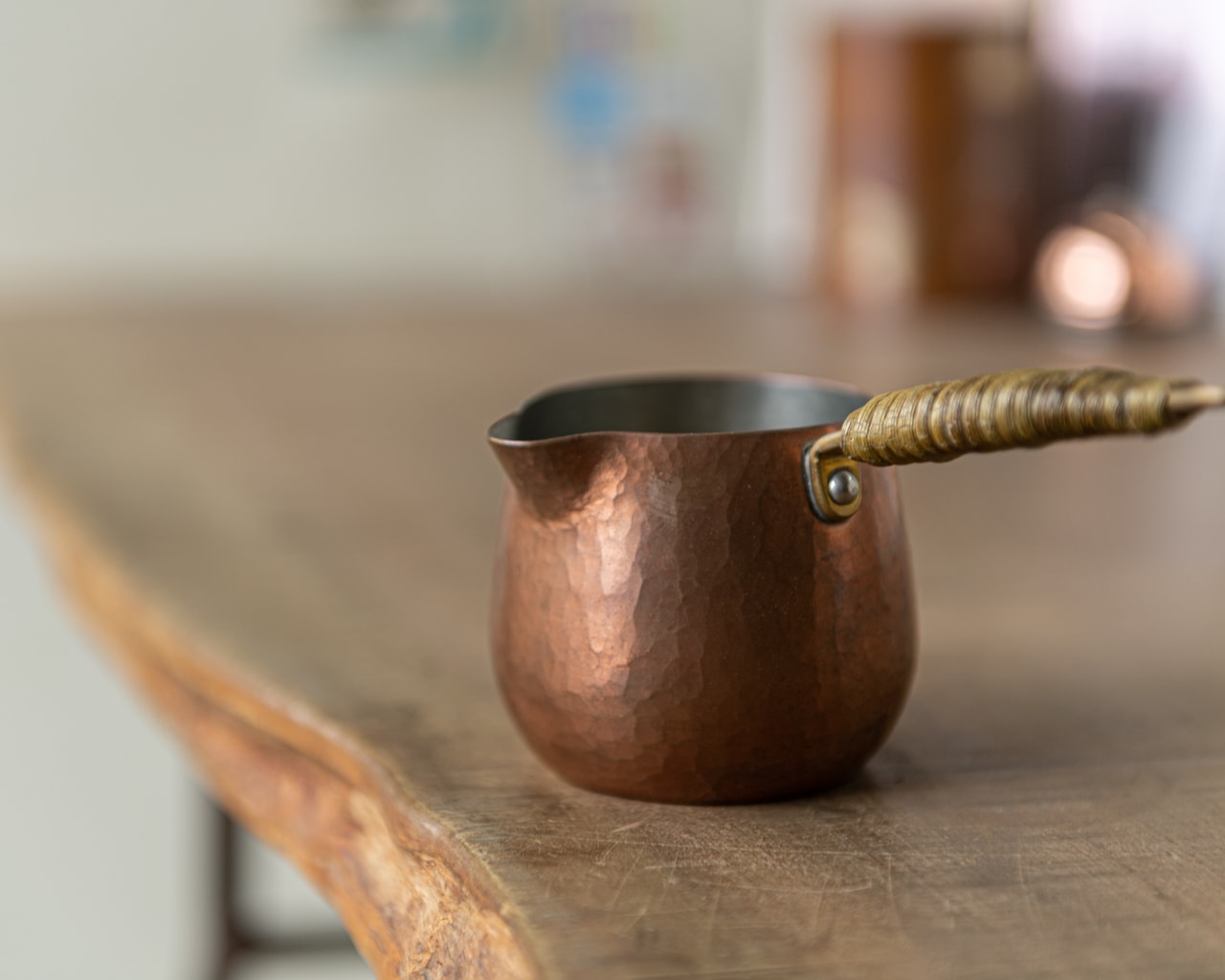 親子で紡ぐ伝統工芸の歴史、シンプルで美しい「富貴堂」の燕鎚起銅器