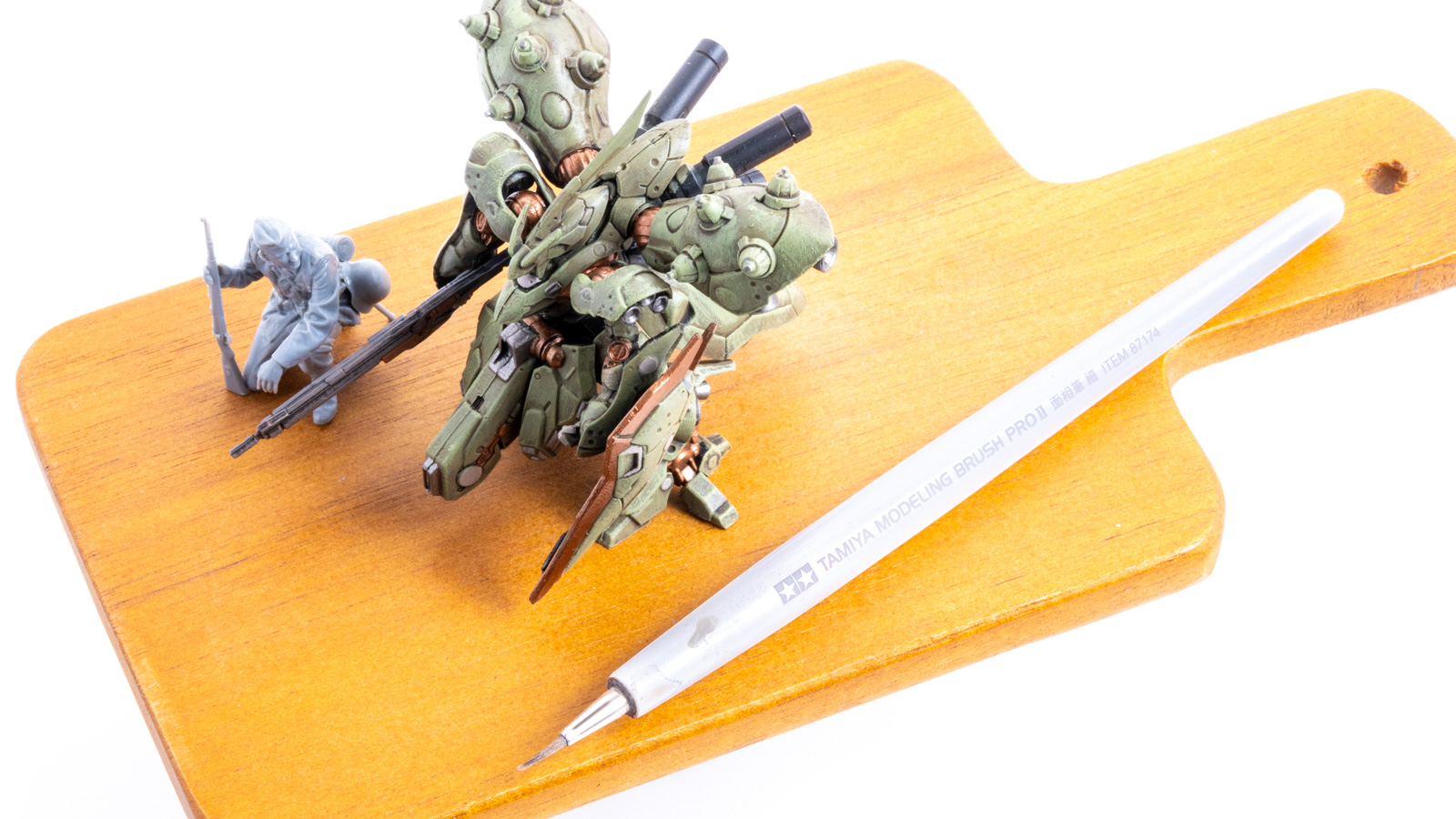 水性塗料のスーパースター、シタデルカラーでナイチンゲールを筆塗り