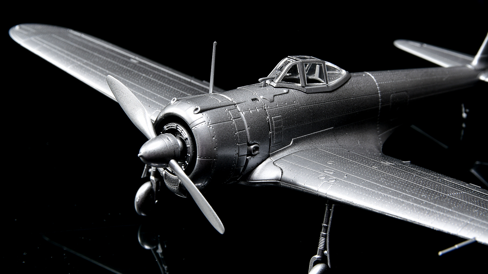 賢者の飛行機プラモを「手」で味わいます。／モデルグラフィックス