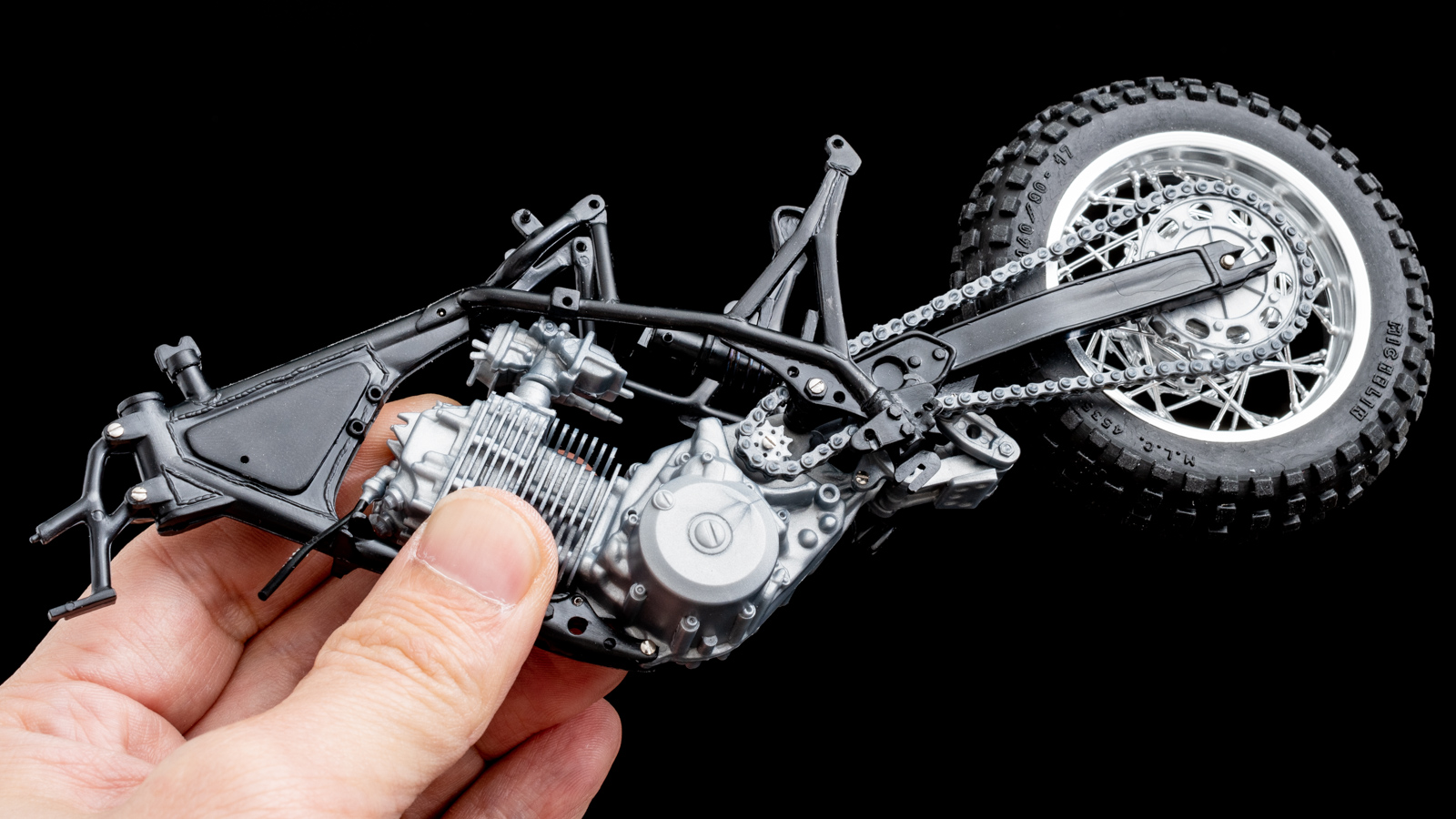 めんどくさい！」が気持ちいい／バイクのプラモの可動チェーンを全部