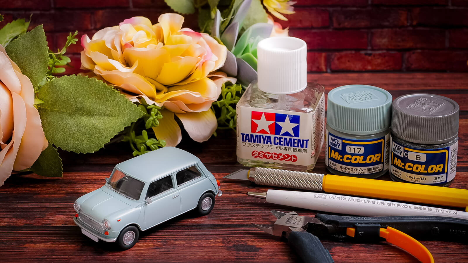 指先でつまめるサイズのプラモデルでクラシック・ミニの姿を／エレール