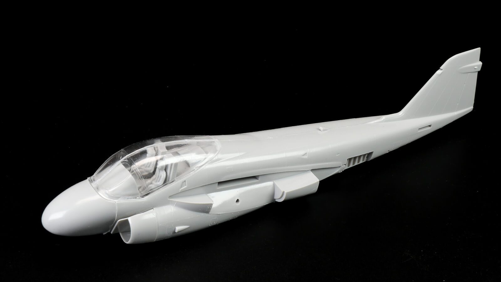 ハセガワの定番キット 1:72 アメリカ海軍 A-6E イントルーダーで「鉄の