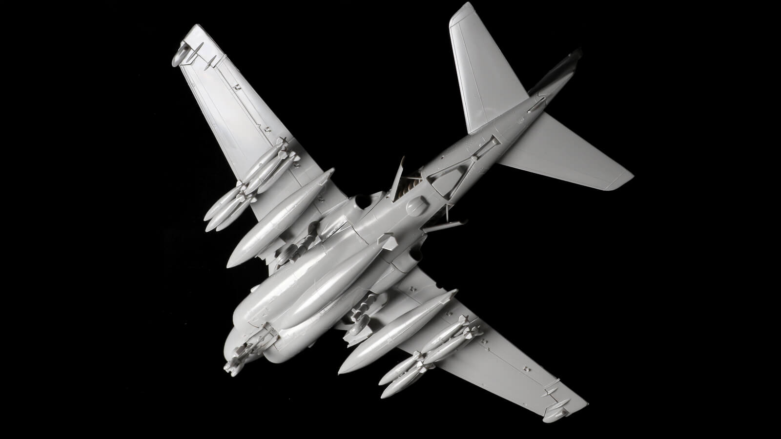ハセガワの定番キット 1:72 アメリカ海軍 A-6E イントルーダーで「鉄の